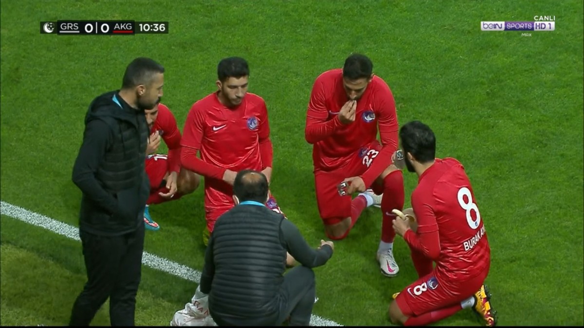 Sedat Tahiroğlu: `Teknik ekibim ve futbolcularımla gurur duydum.'