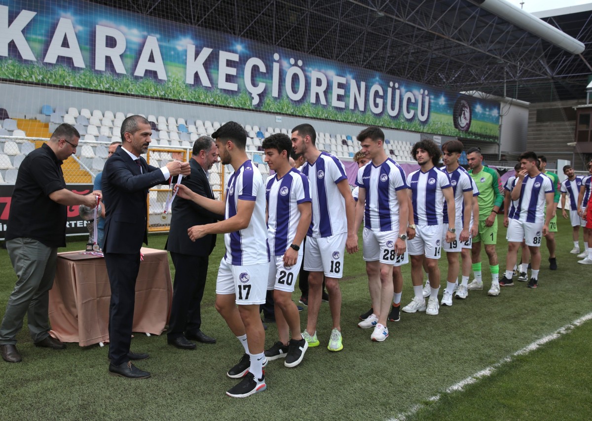 Ankara Keçiörengücü U-19 futbol takımımız kupasına kavuştu