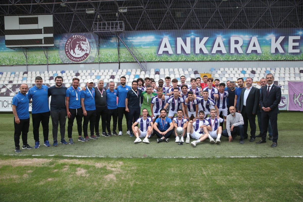 Ankara Keçiörengücü U-19 futbol takımımız kupasına kavuştu