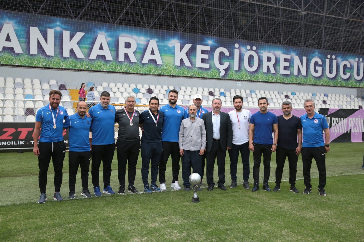 Ankara Keçiörengücü U-19 futbol takımımız kupasına kavuştu