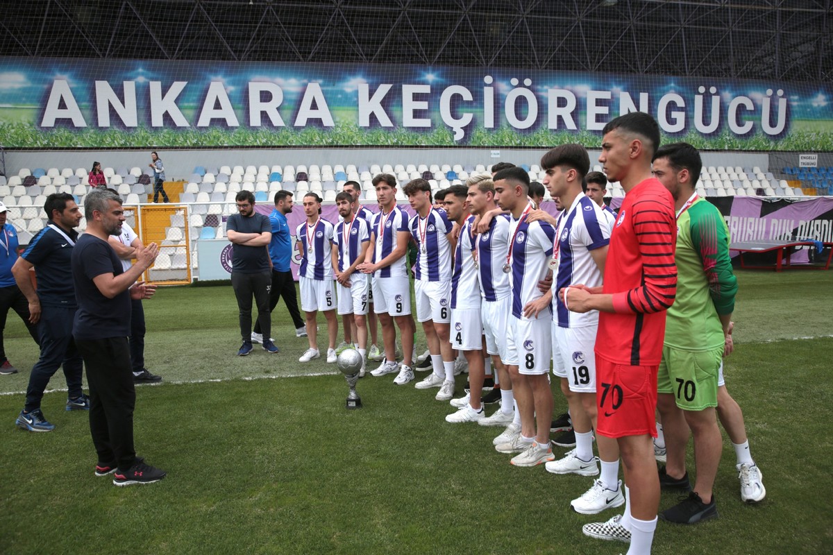 Ankara Keçiörengücü U-19 futbol takımımız kupasına kavuştu