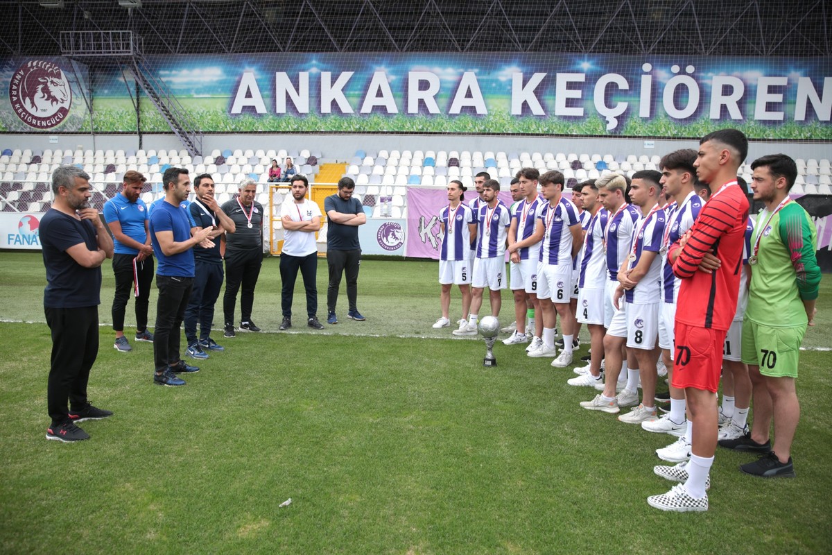 Ankara Keçiörengücü U-19 futbol takımımız kupasına kavuştu
