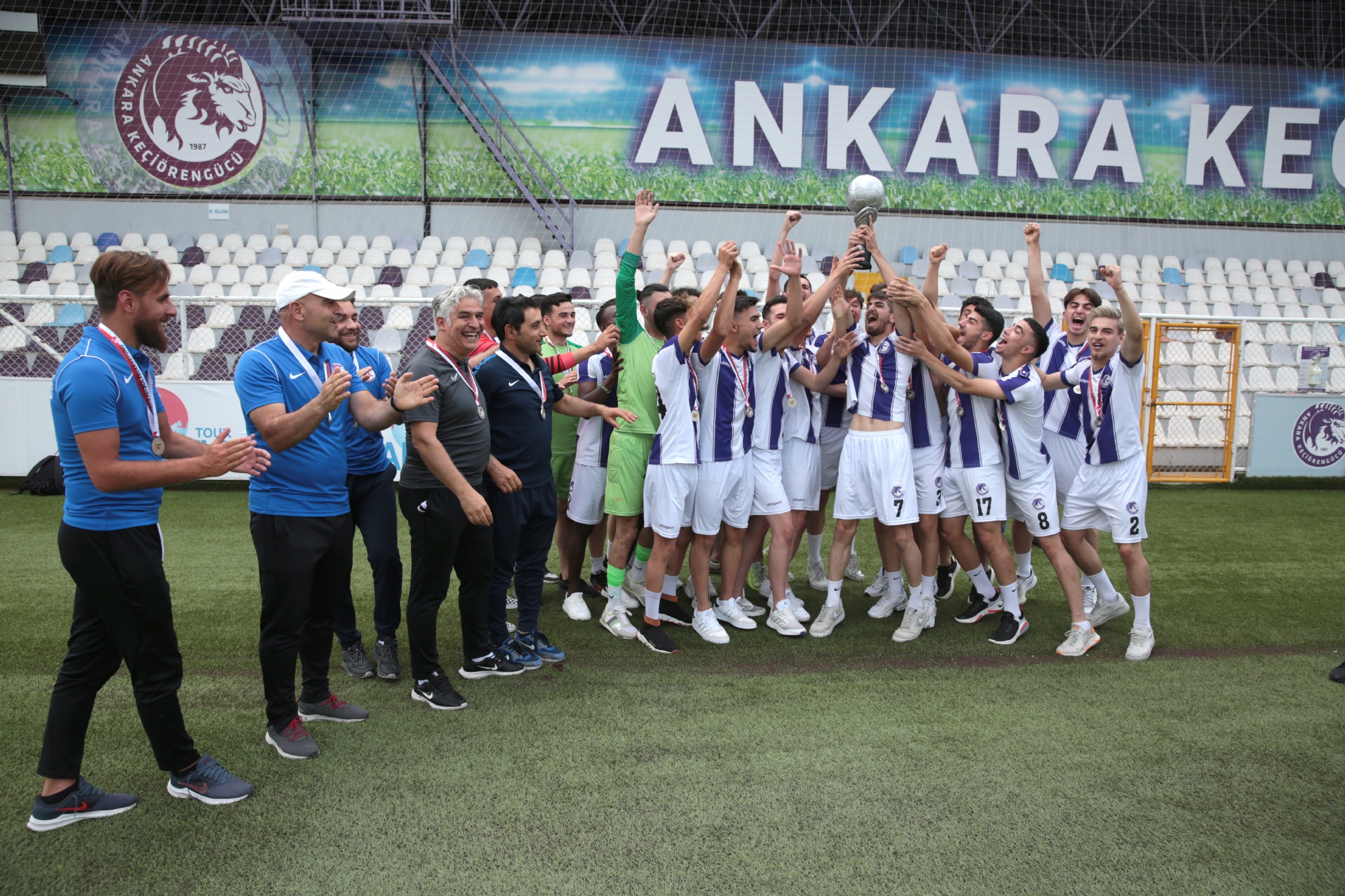 Ankara Keçiörengücü U-19 futbol takımımız kupasına kavuştu